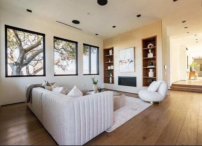 Building Photo - 13331 Mulholland Dr