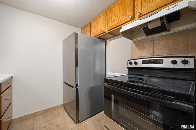 Building Photo - 2975 W Cannes Dr