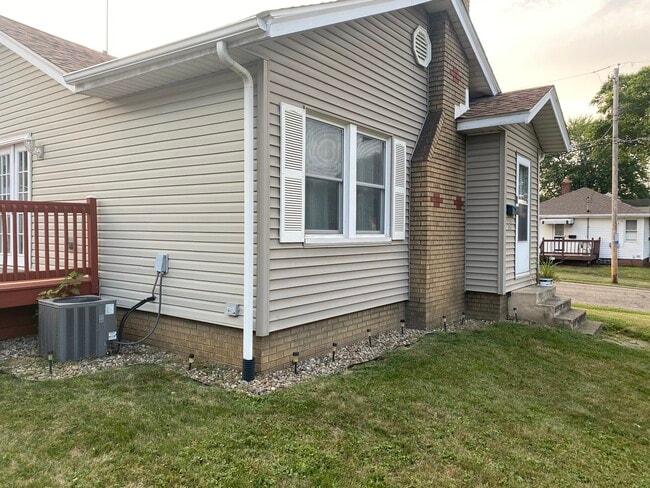 Building Photo - 2617 Maple Ave NE