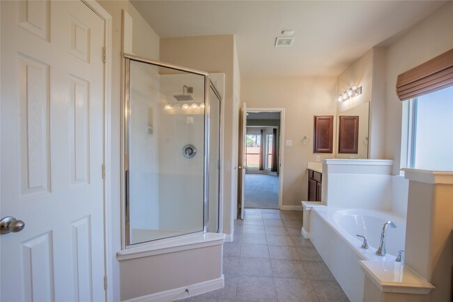 Building Photo - 2802 Silhouette Bay Dr