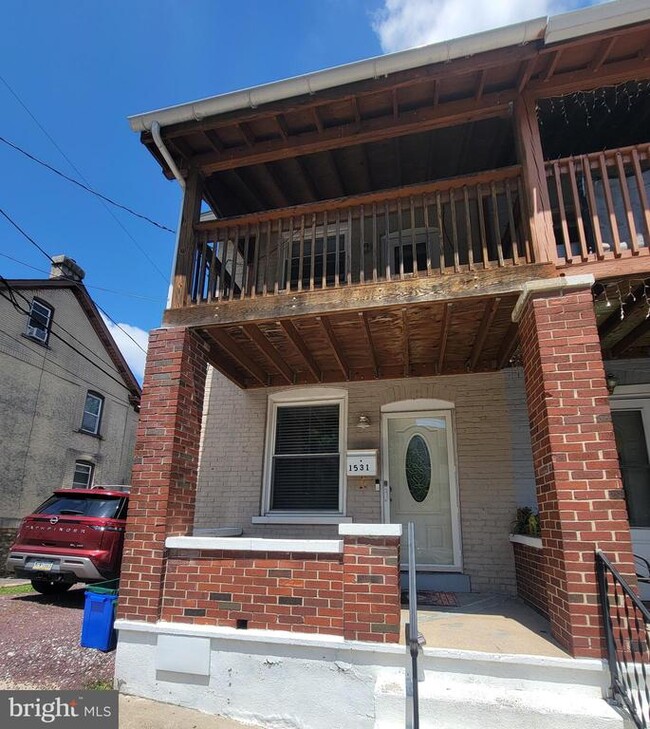 Building Photo - 1531 E 8th St