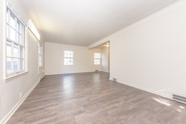 Building Photo - 909 E Ann St