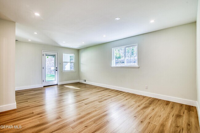 Building Photo - 1210 La Cruz Dr