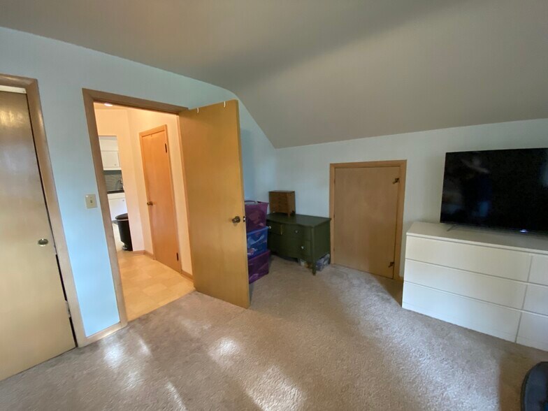 Main bedroom - 1041 S 96th St