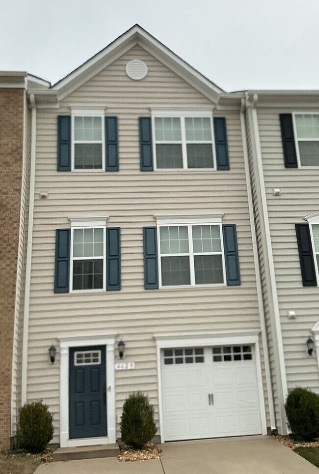 Building Photo - Flowing with Natural Light--Beautifully Maintained 3 Bed, 3.5 Bath Townhome