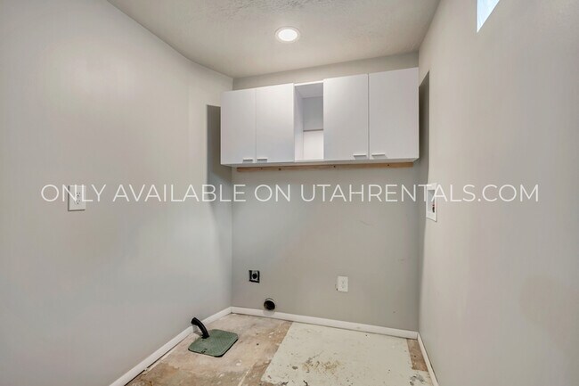 Building Photo - 786 E 350 N