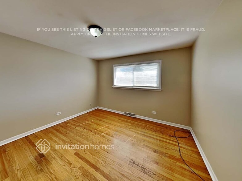 Building Photo - 7648 S Oconto Ave