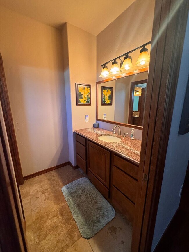 Building Photo - Gorgeous Fully Furnished rental on 1 acre,...