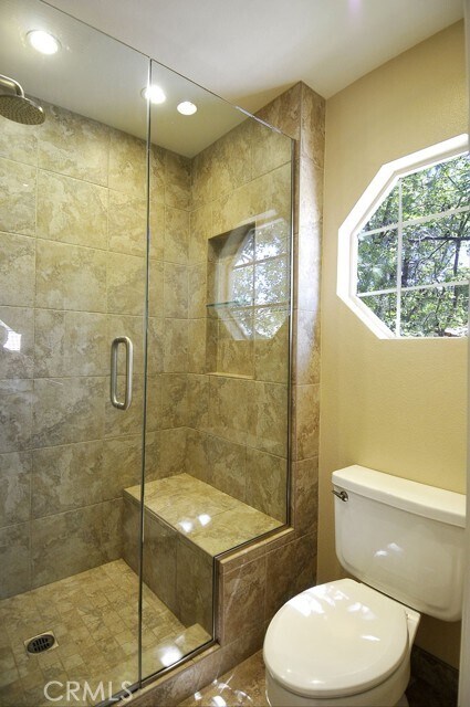 Building Photo - 3055 E Hillcrest Dr