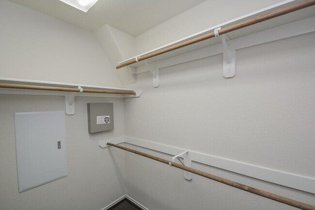 Building Photo - 6490 Calgary Woods Ln