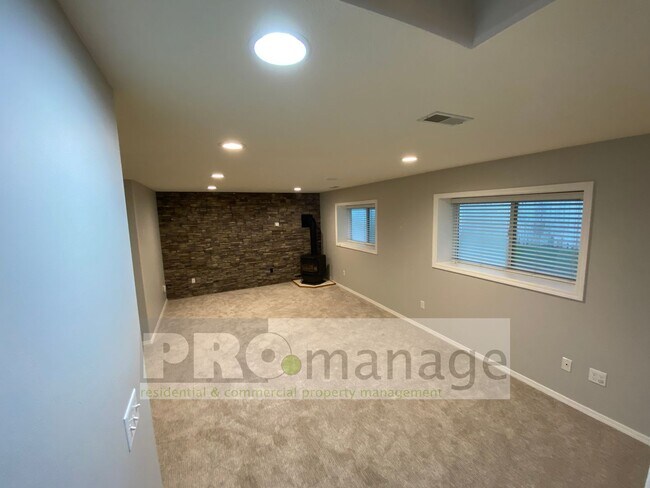 Building Photo - 1743 Deer Valley Dr