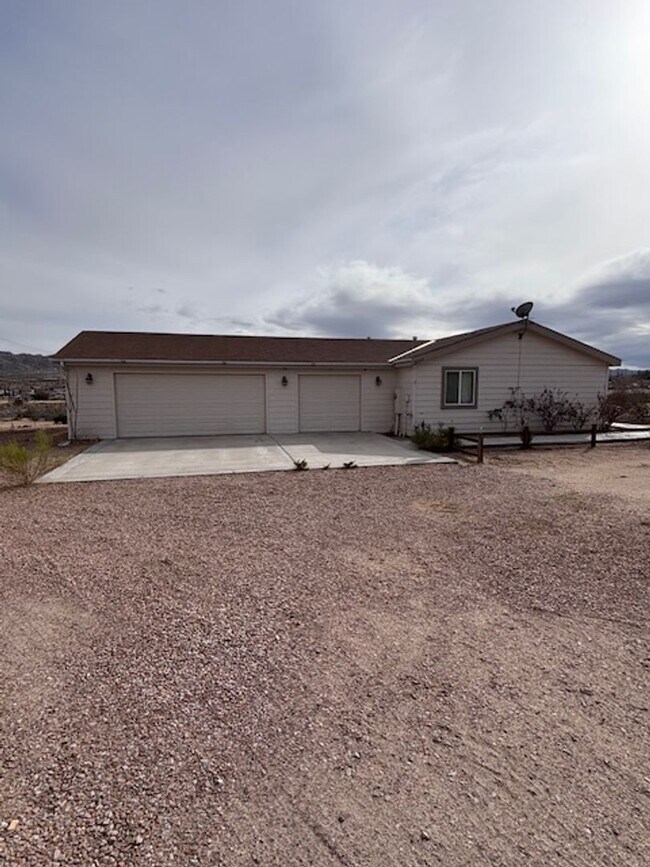 Building Photo - Spacious 3 Bedroom, 2 Bath Home with Large Lot & 3-Car Garage – Prime Location!