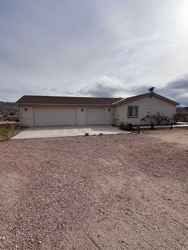 Building Photo - Spacious 3 Bedroom, 2 Bath Home with Large...
