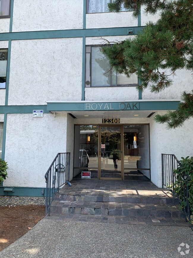 Building Photo - Half off first month's rent!!!! Spacious w...