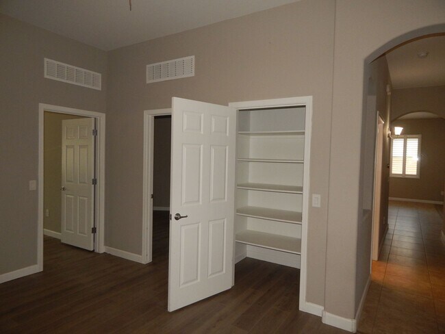Building Photo - 3 bedrooms over 2200 Square Feet - Single ...