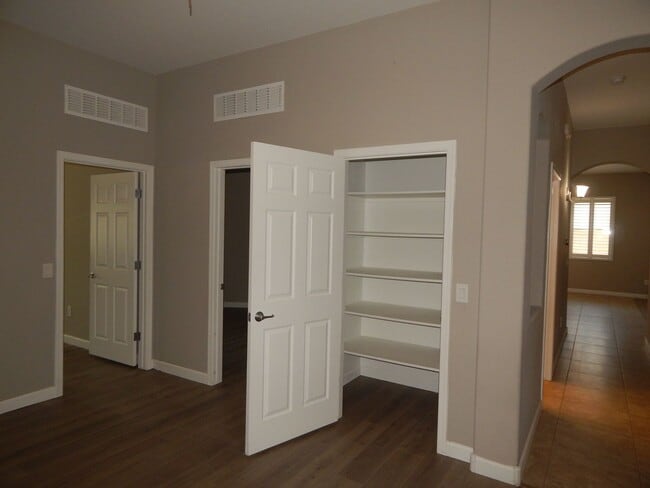 Building Photo - 3 bedrooms over 2200 Square Feet - Single Story-Marana