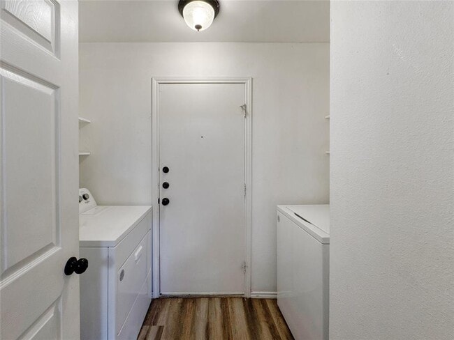 Building Photo - 1901 Holly Springs Dr