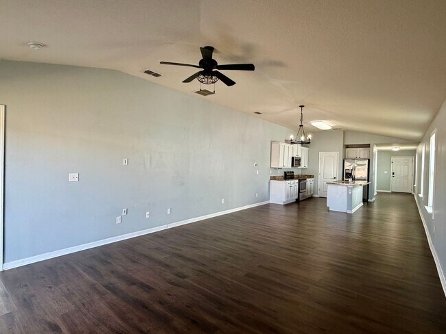 Building Photo - 3/2 GREAT location