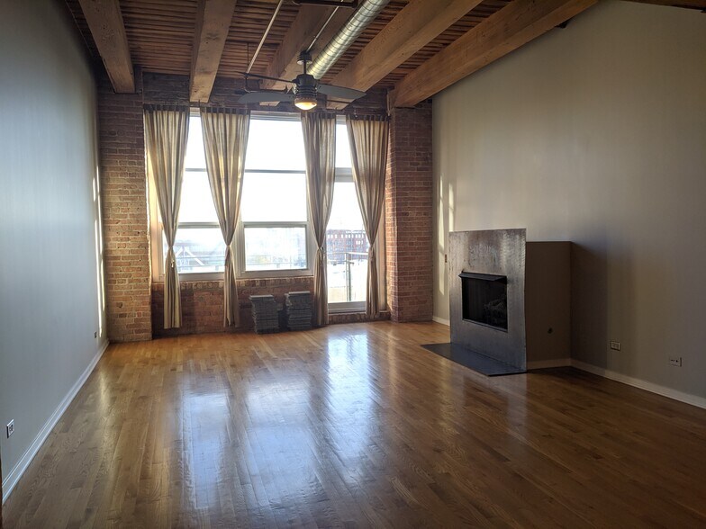 Building Photo - 333 S Desplaines St