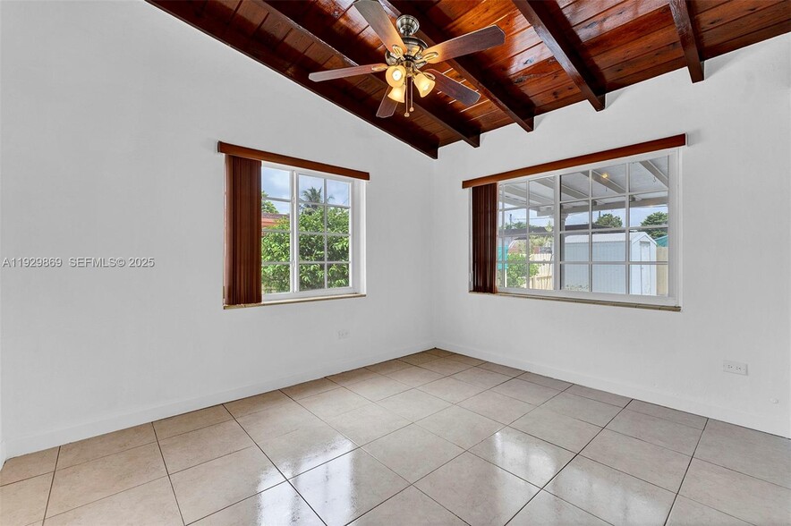 Building Photo - 361 SE 6th Ave