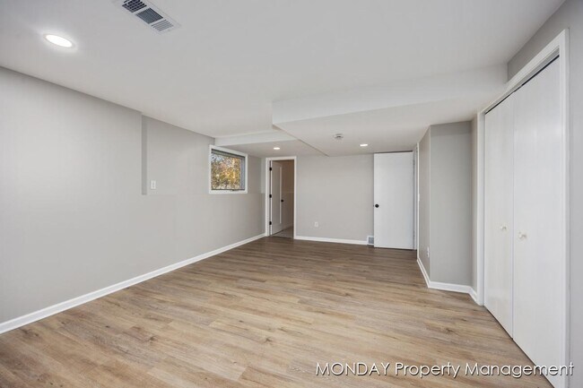 Building Photo - 945-947 Lancashire Ct SE