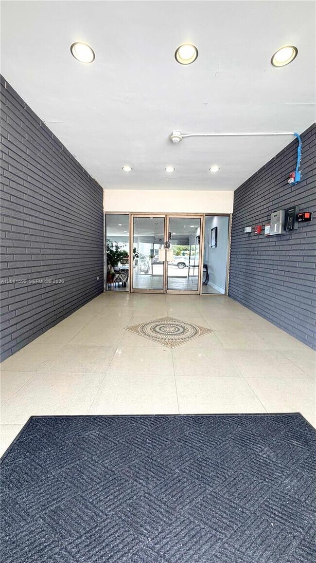 Building Photo - 1880 S Treasure Dr