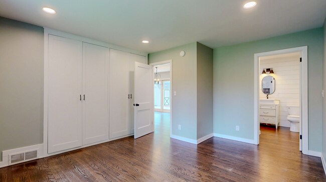 Building Photo - Updated Cape-Style Home Near Sherwood & Si...