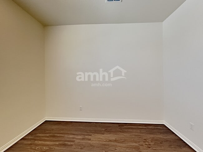 Building Photo - 2722 Meadowood Heights