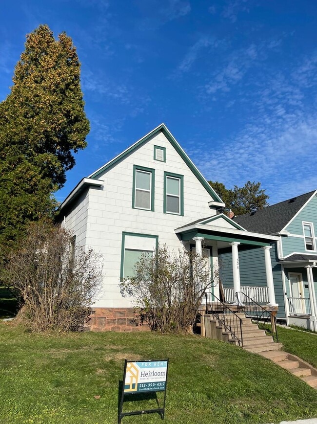 Building Photo - AVAILABLE NOW! FOR A DECEMBER 1ST MOVE IN - 4 Bedroom 1 Bath Home!