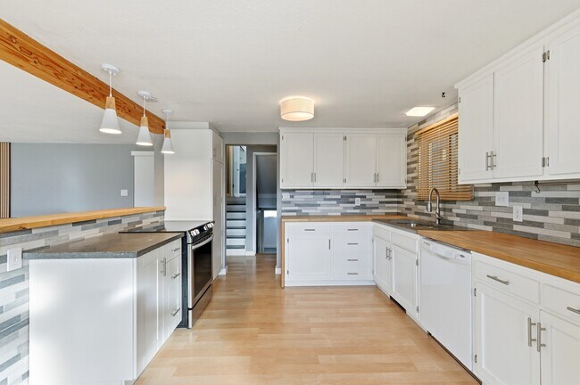 Building Photo - 1346 Phillips Ln