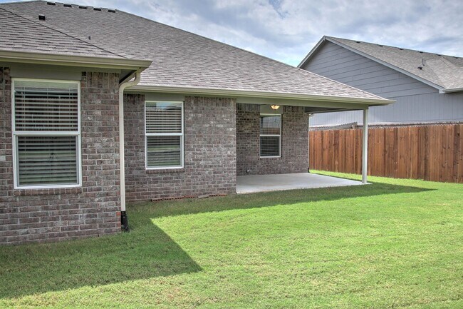 Building Photo - 4 bedroom, 3 car garage - Broken Arrow Schools