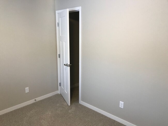 Building Photo - 3 Bed 3 Bath Twin Home