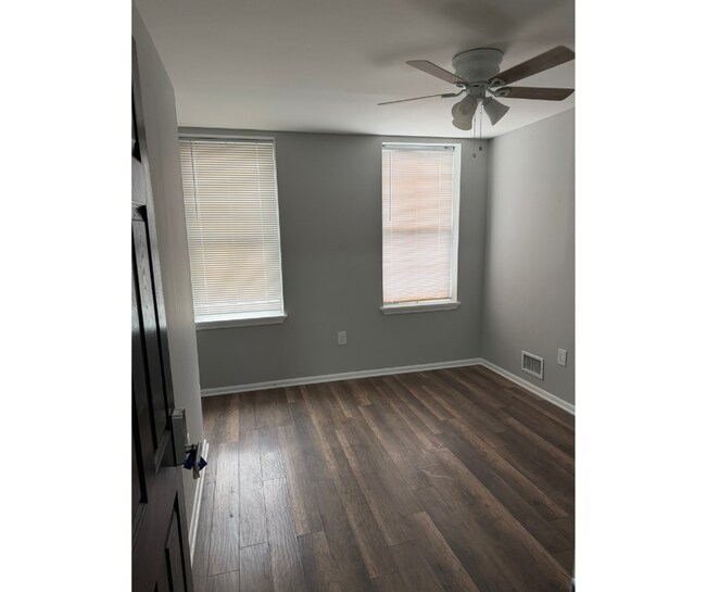 Building Photo - 3325 E Monument St