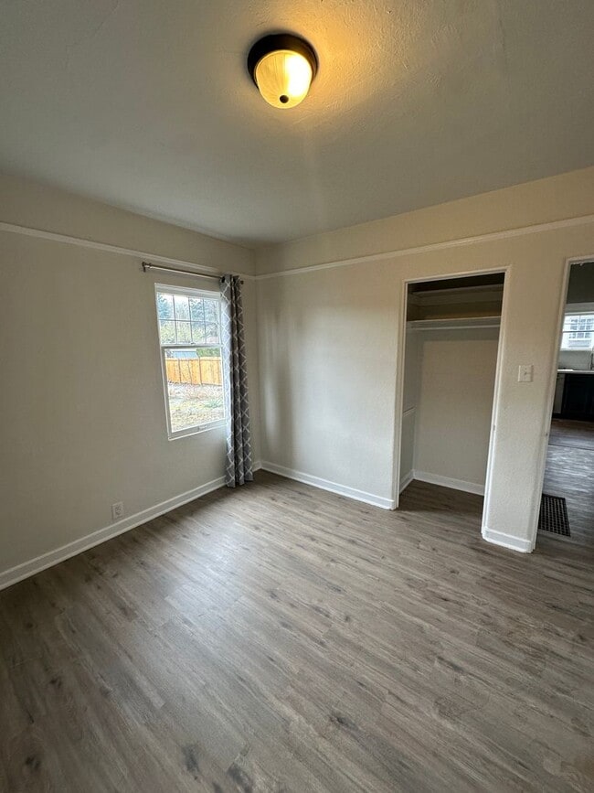 Building Photo - Downtown Remodeled Kent Home with fenced yard!