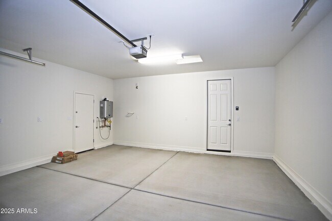 Building Photo - 977 W Finch Dr