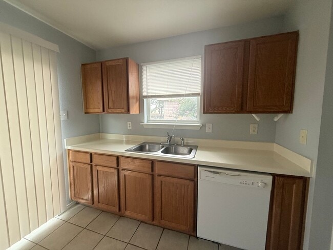 Building Photo - 10607 Shaenview