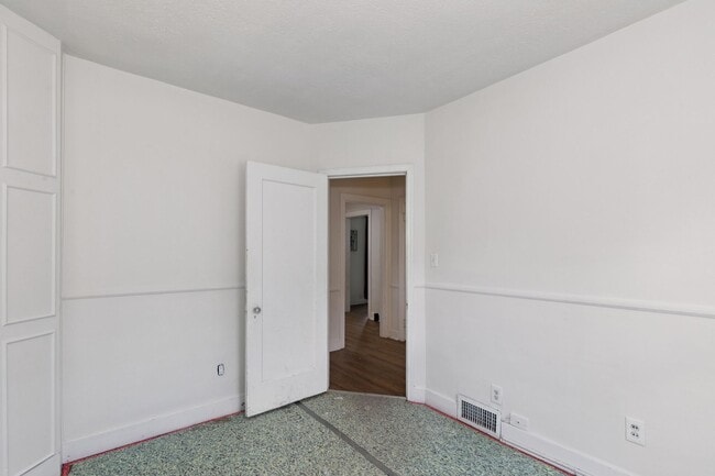 Building Photo - Riverside 4 Bedroom 3 Bathroom