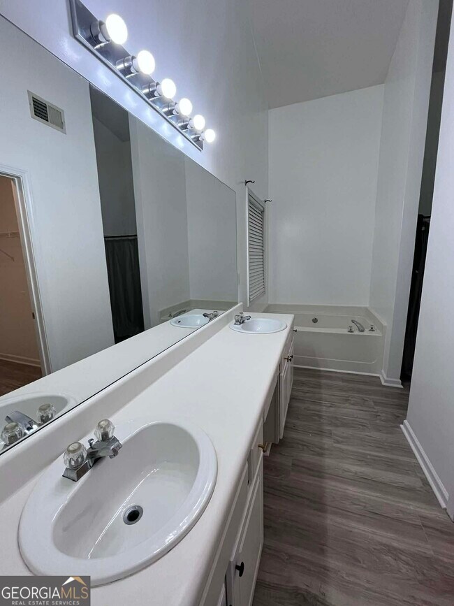 Building Photo - 2400 Miller Oaks Cir