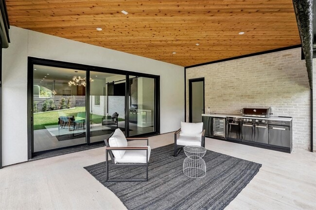 Building Photo - 7533 Royal Pl