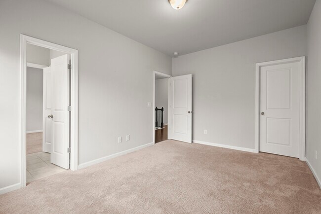 Building Photo - Townhouse - 4 Beds - 4 Bath