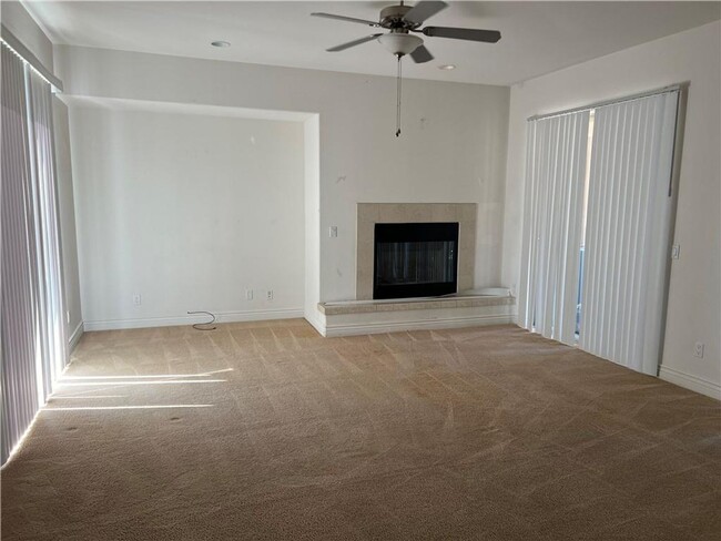Building Photo - Spacious Condo