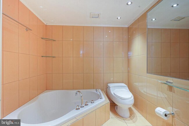 Building Photo - 3 N Christopher Columbus Blvd