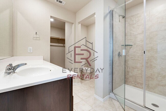 Building Photo - Beautiful Home Awaits you!