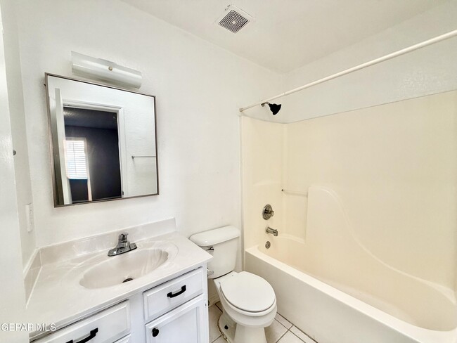 Building Photo - 1808 Loanda Ln