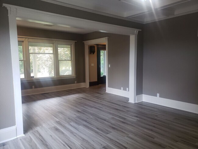 Building Photo - Large Unique House in Milwaukie with Big F...