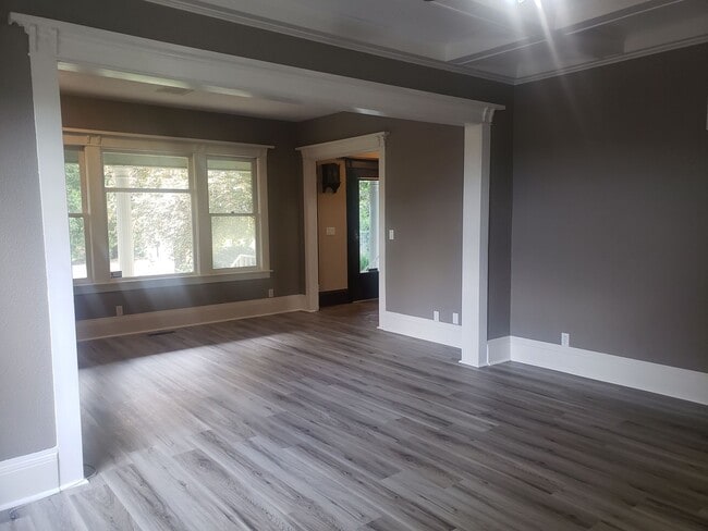 Building Photo - Large Unique House in Milwaukie with Big Fenced Yard