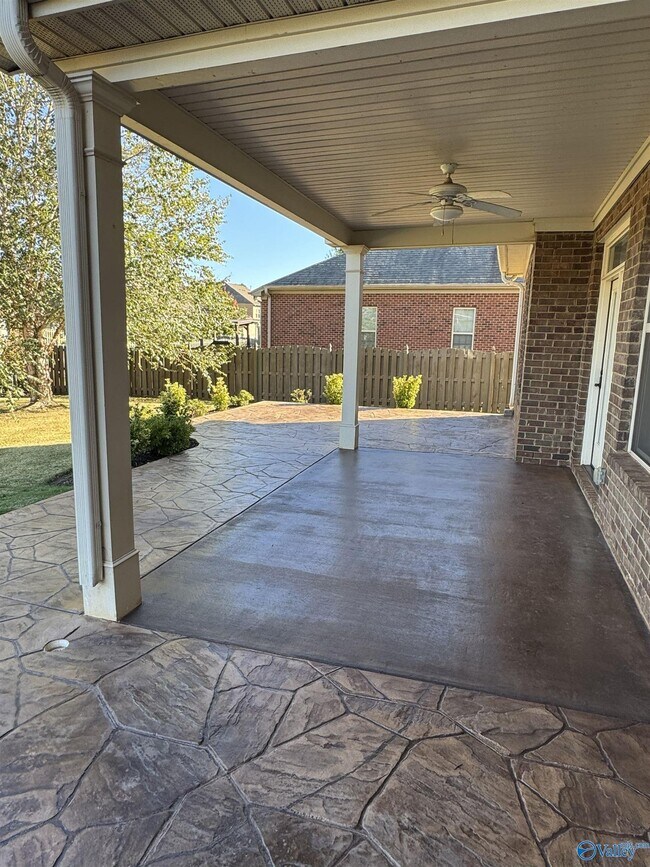 Building Photo - 5 Brown Tulip Dr