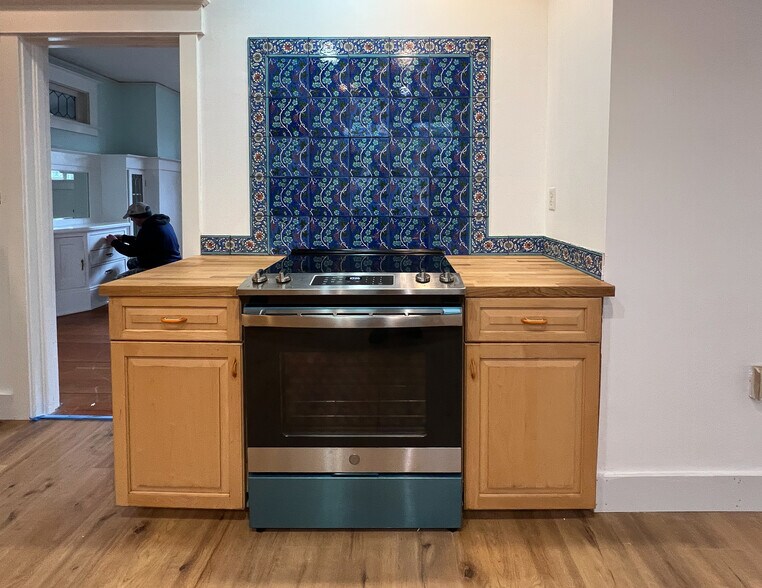 New range - 1402 SE 32nd Ave