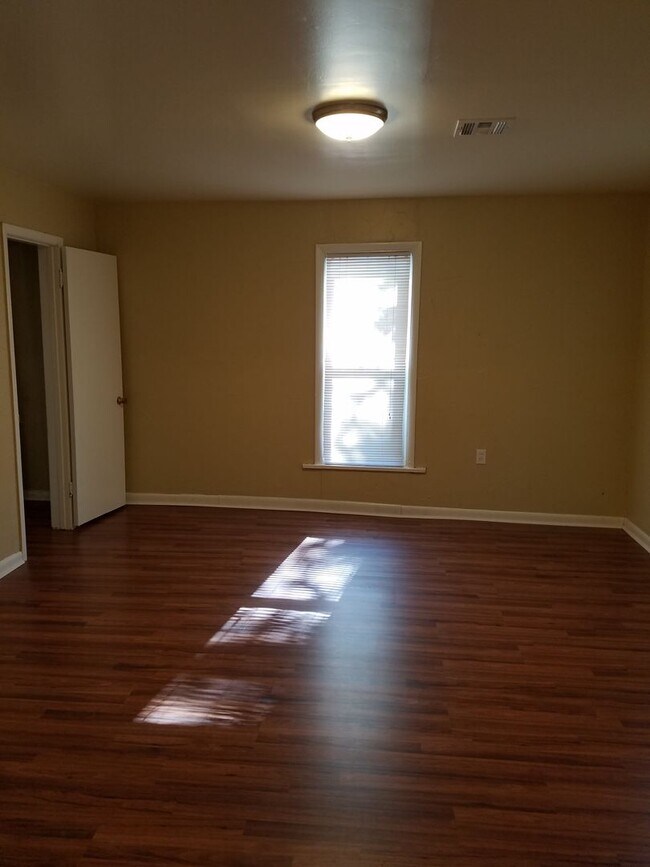 Building Photo - 3 bedroom 1 bathroom house in Edmond with central heat and air conditioning and washer/dryer hookup
