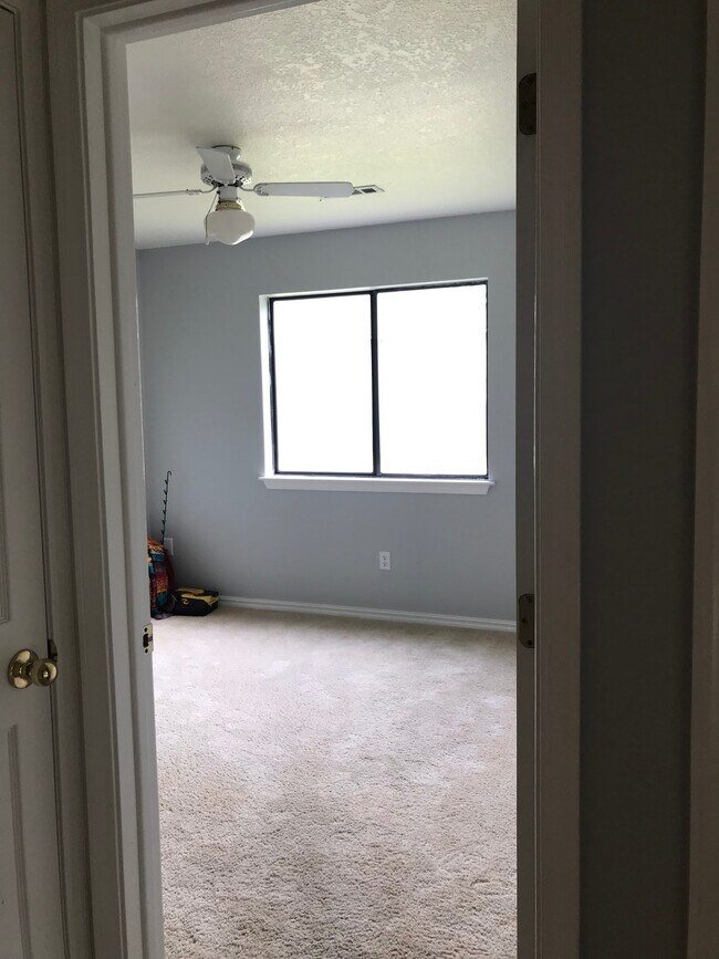 Building Photo - 2010 S Elm St